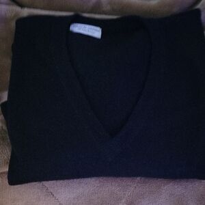 Bergdoff Goodman Elegant Men's V-Neck Cashmere Sweater in Black